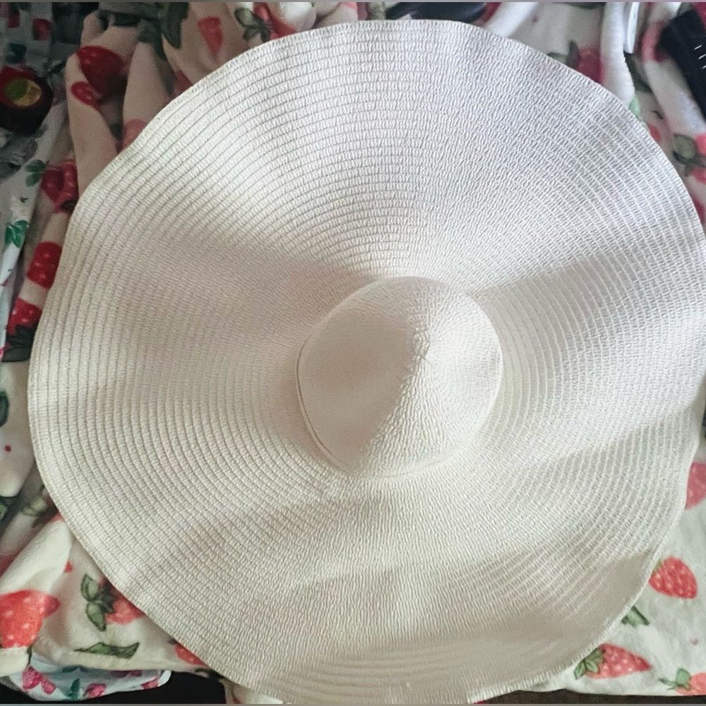 Odiva White straw hat with adjustable ribbon XL 26”